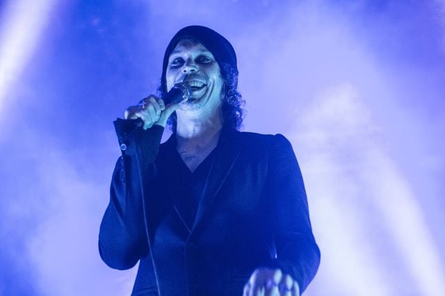 Ville Valo (H.I.M.) inspira el último estilismo de Pilar Rubio en la nieve.