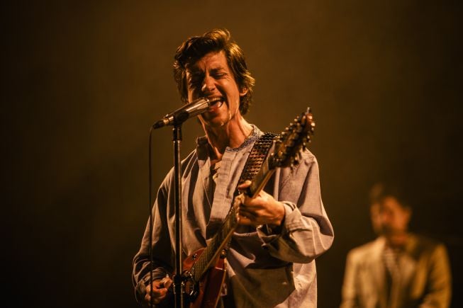 Alex Turner, cantante de Arctic Monkeys, durante un concierto en Mijas (Málaga) el pasado verano.
 