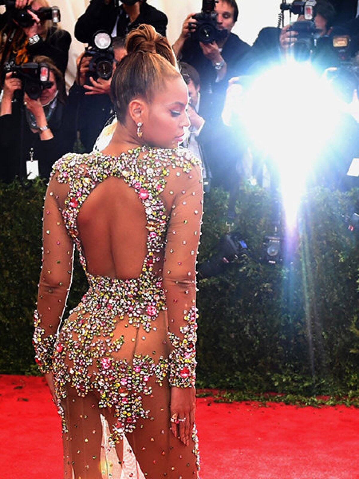 Beyoncé siguión dando que hablar con sus vestidos hot