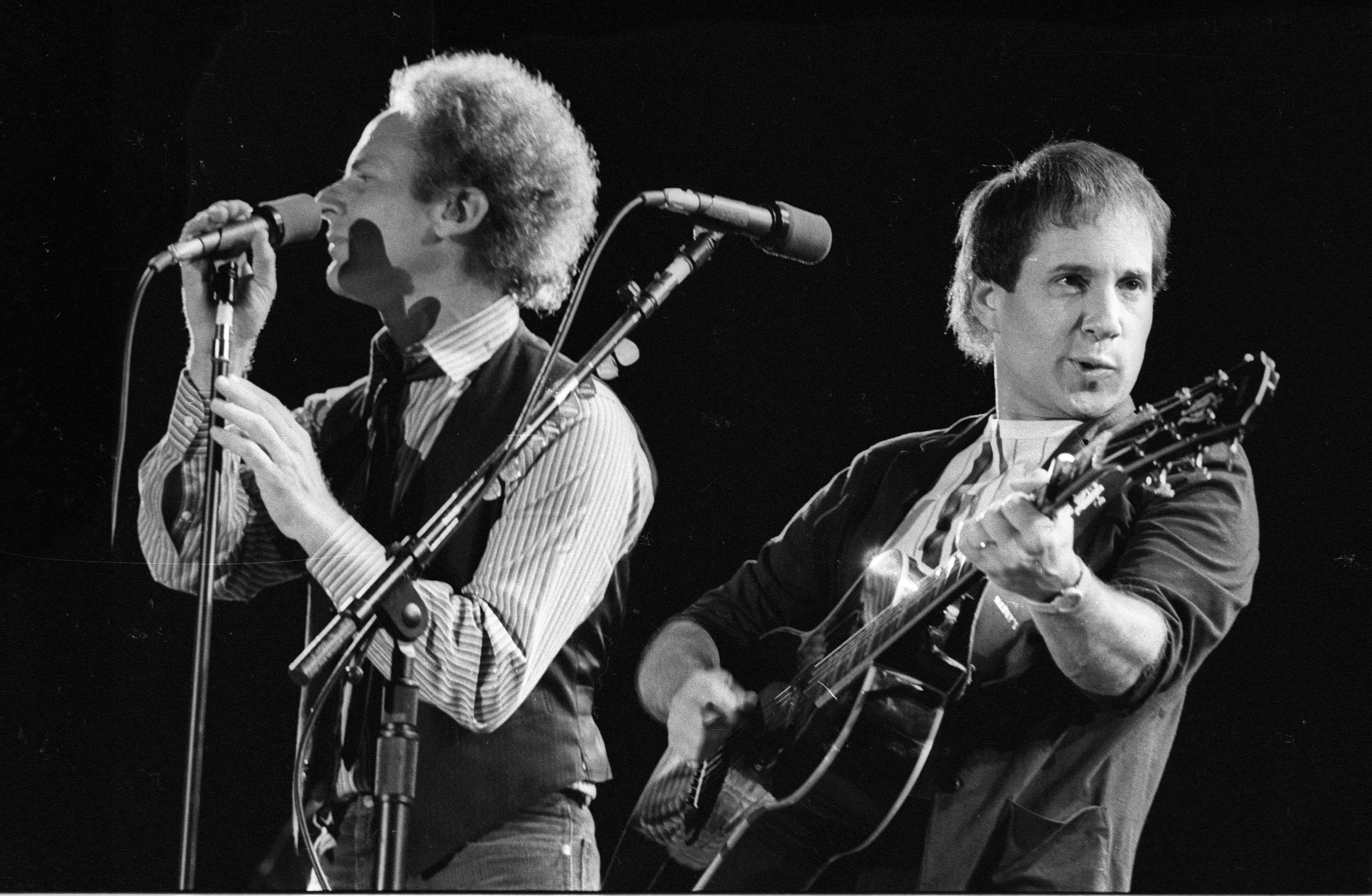 Paul Simon y Art Garfunkel, del dúo Simon & Garfunkel, en una actuación en 1983.