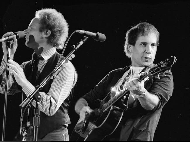 Paul Simon y Art Garfunkel, del dúo Simon & Garfunkel, en una actuación en 1983.