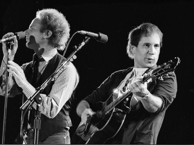 Paul Simon y Art Garfunkel, del dúo Simon & Garfunkel, en una actuación en 1983.