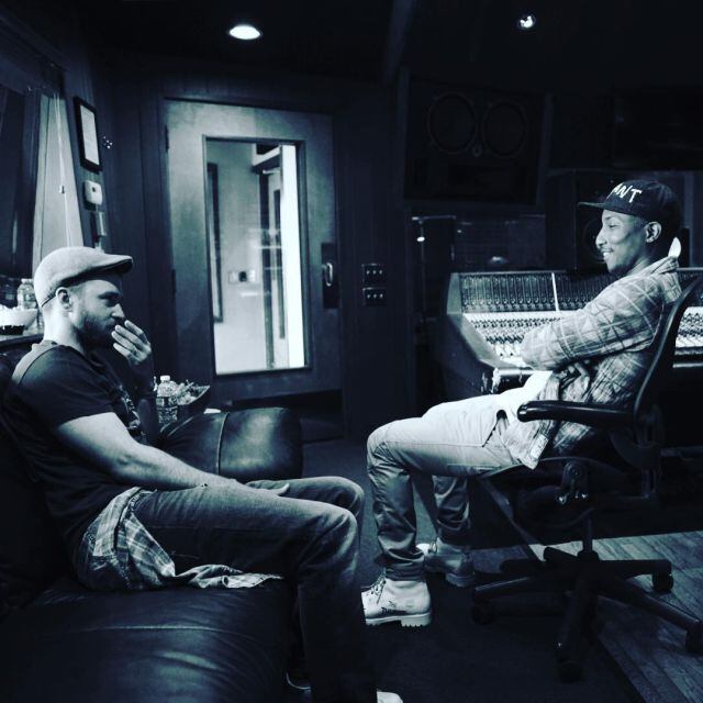 Timberlake y Pharrel Williams en el estudio: vaya dos, a cuál más ‘happy’.