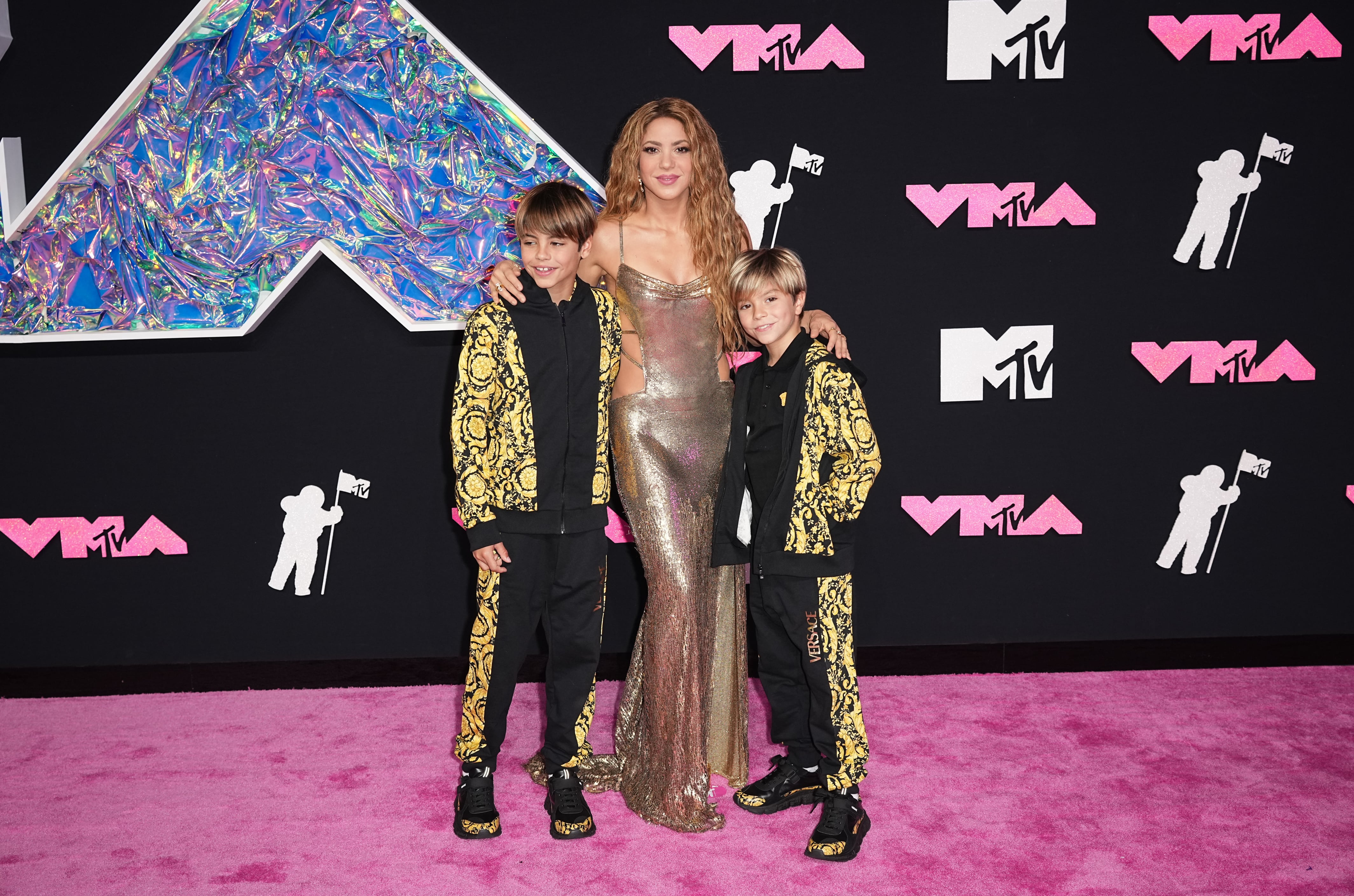 Shakira, con sus hijos, en los MTV Music Video Awards 2023.