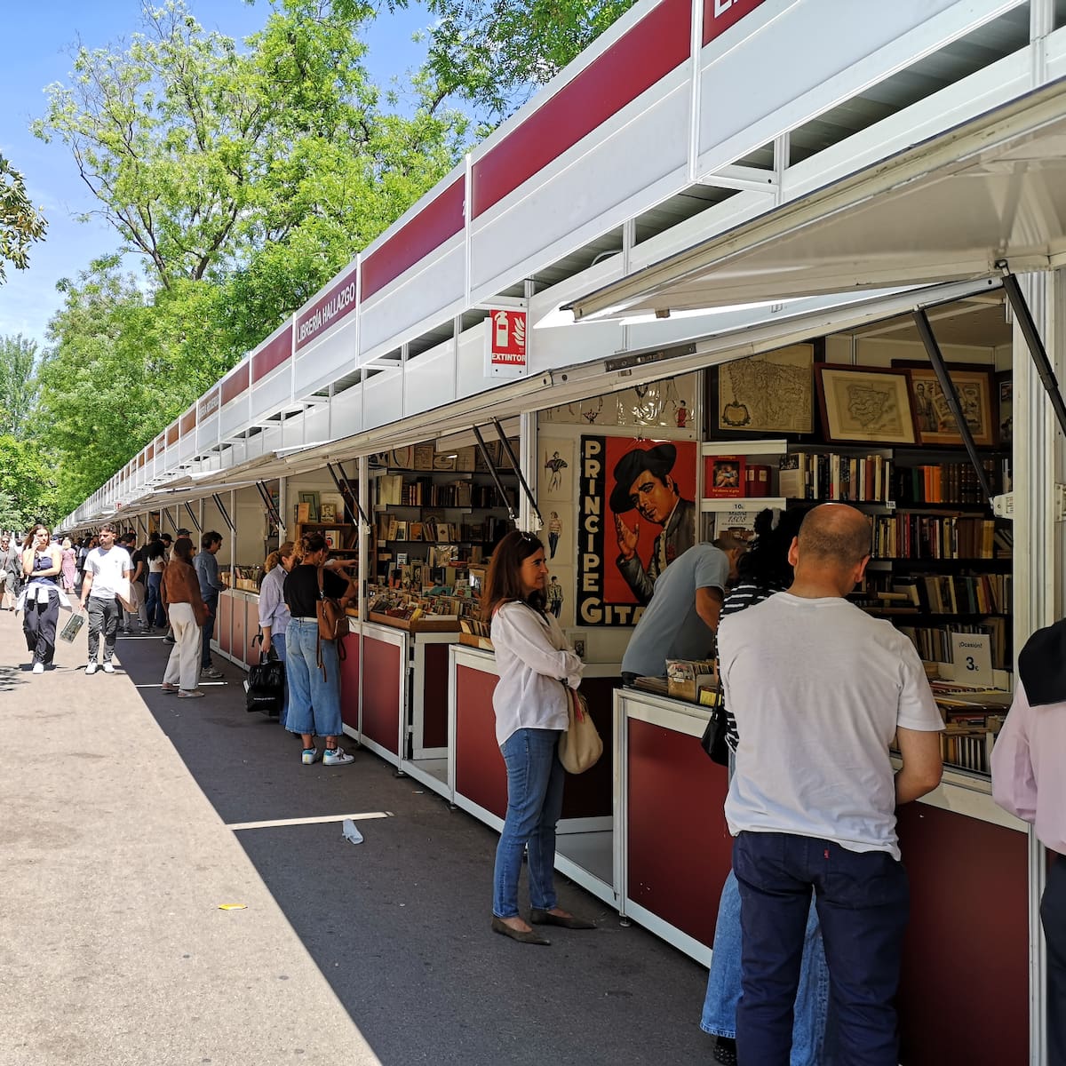 Feria del Libro de Madrid 2026: quién firma cada día, horarios y dónde se celebra