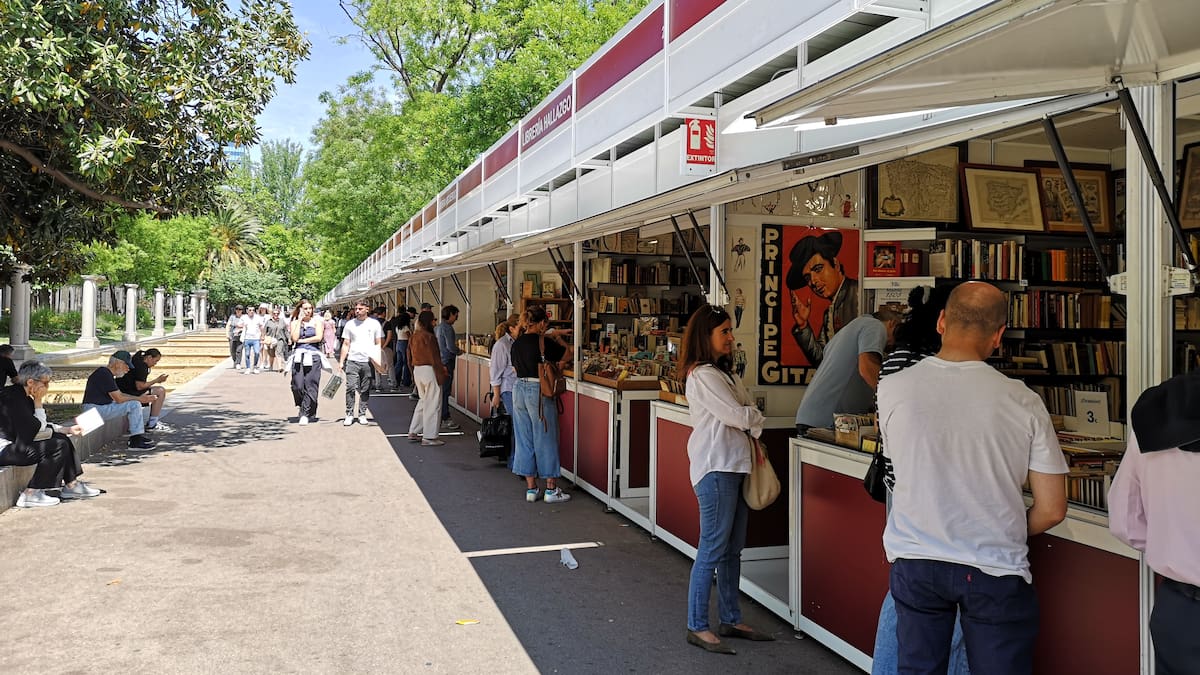 Feria del Libro de Madrid 2026: quién firma cada día, horarios y dónde se celebra