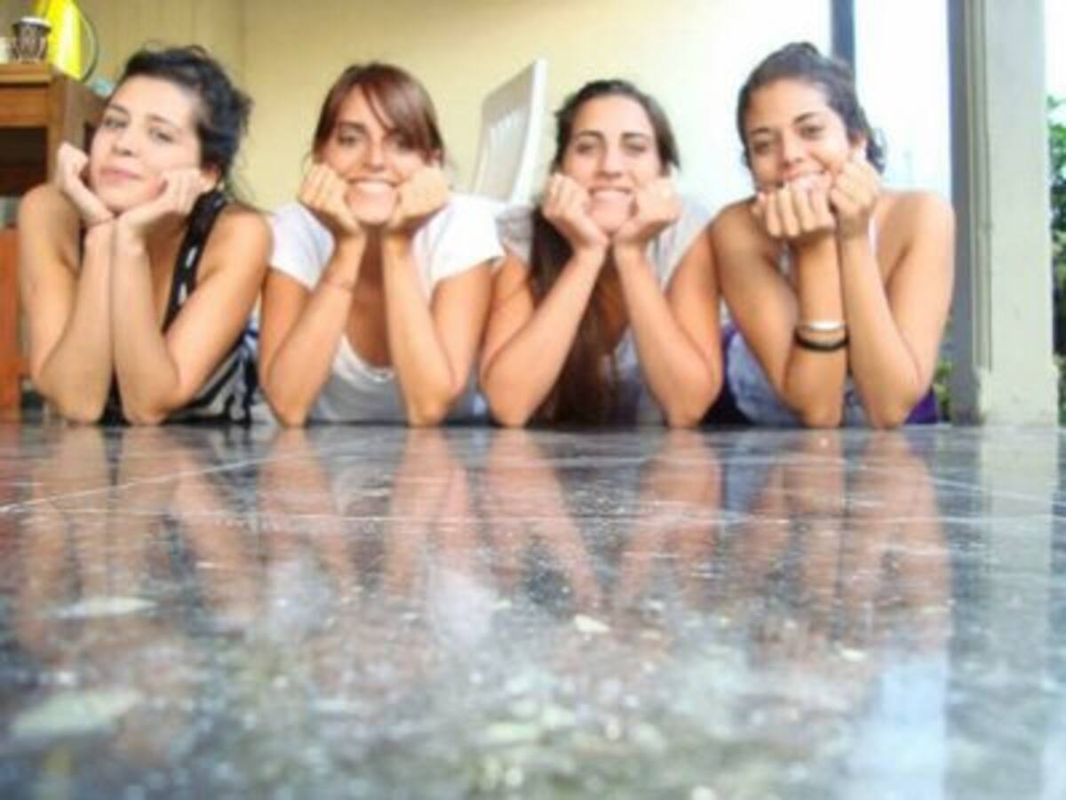 Andre con sus amigas posando