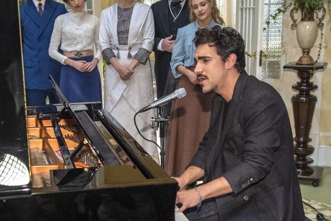 Gonzalo Hermida cantando y tocando el piano.