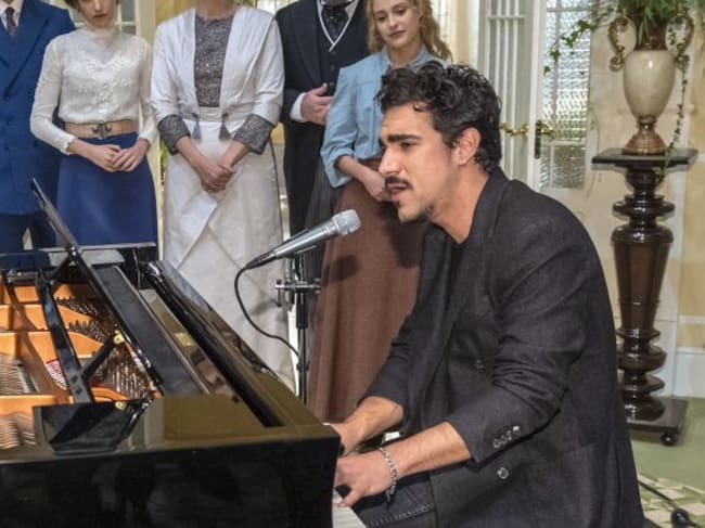 Gonzalo Hermida cantando y tocando el piano.