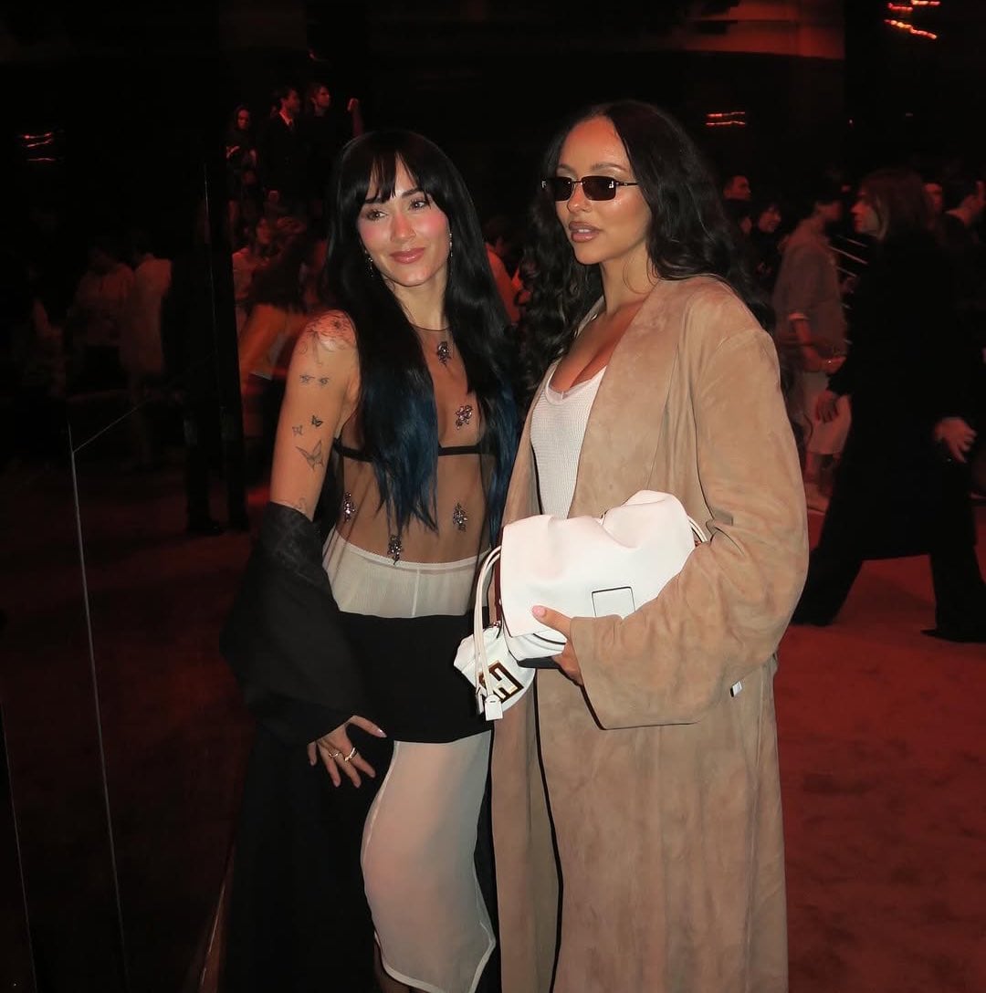 Aitana junto a la cantante británica Jade Thirlwall en la Milan Fashion Week 2025