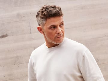 Alejandro Sanz y Manuel Turizo la lían juntos en el videoclip de ‘Cómo Sería’: Primeras imágenes