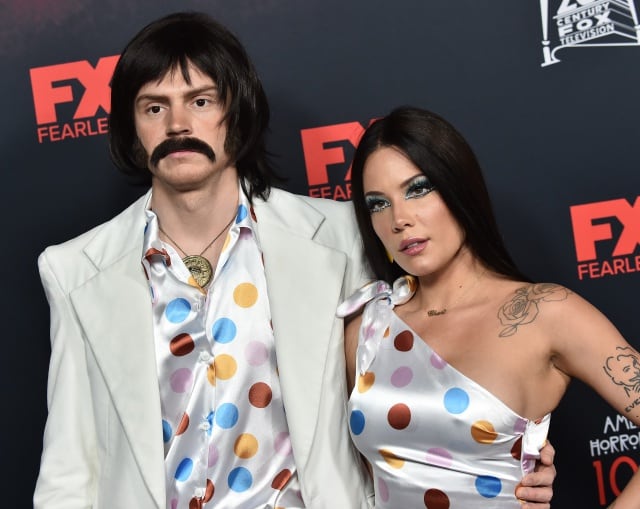 Evan y Halsey en la celebración de 100 episodios de American Horror Story