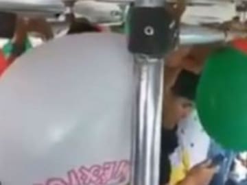 José José recibe homenaje en un microbús | VIDEO