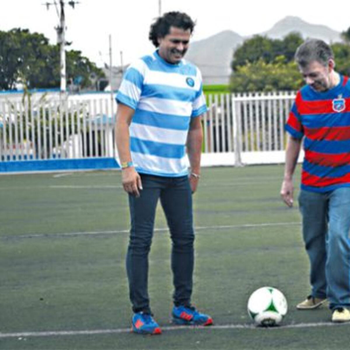Presidente de Colombia juega partido de fútbol con Carlos Vives