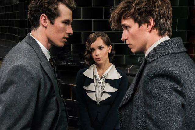 Theseus Scamander, Leta Lestrange y Newt Scamander en una imagen promocional de Los Crímenes de Grindelwald / Warner Bros Spain