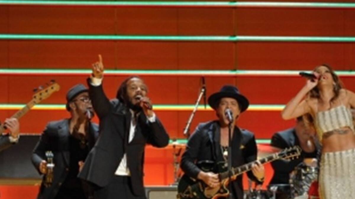 Sting y Bruno Mars rinden tributo a Bob Marley en los Grammy Awards 2013