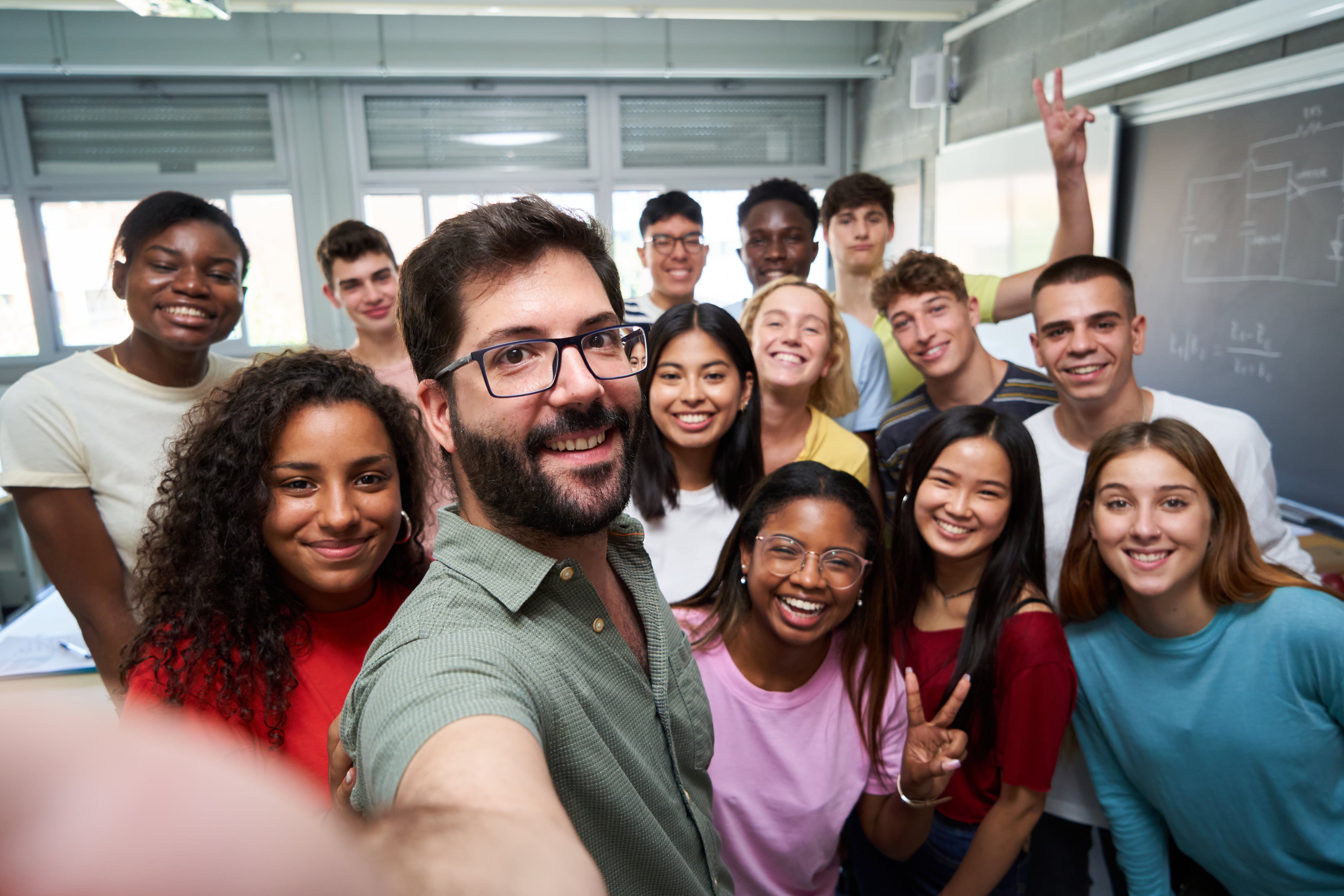 Selfie de profesor con alumnos.