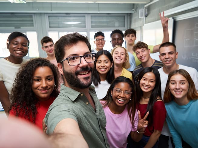 Selfie de profesor con alumnos.