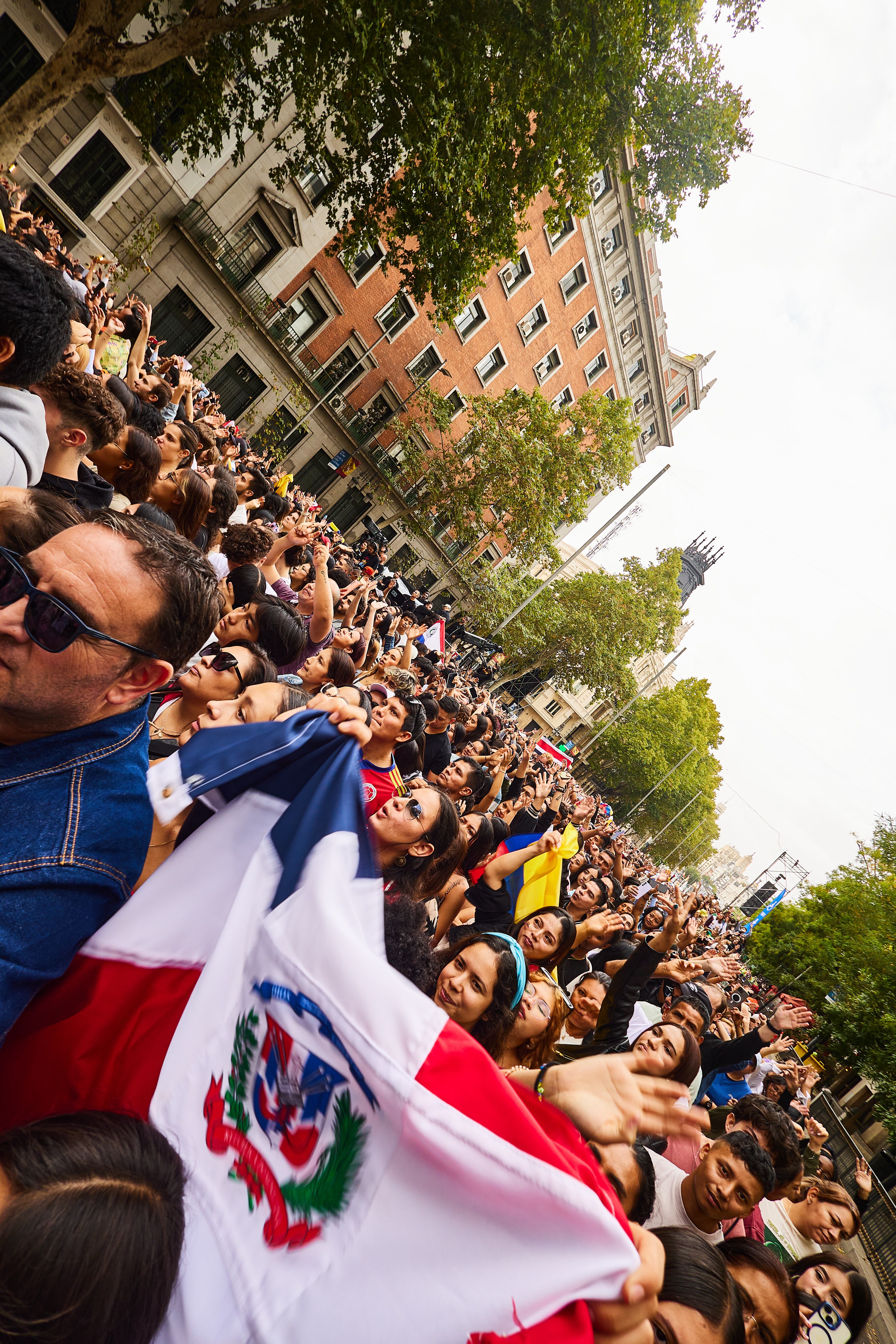 Miles y miles de personas disfrutaron de un día mágico en la Puerta de Alcalá y se pudieron ver diferentes banderas de todos los países ondear.