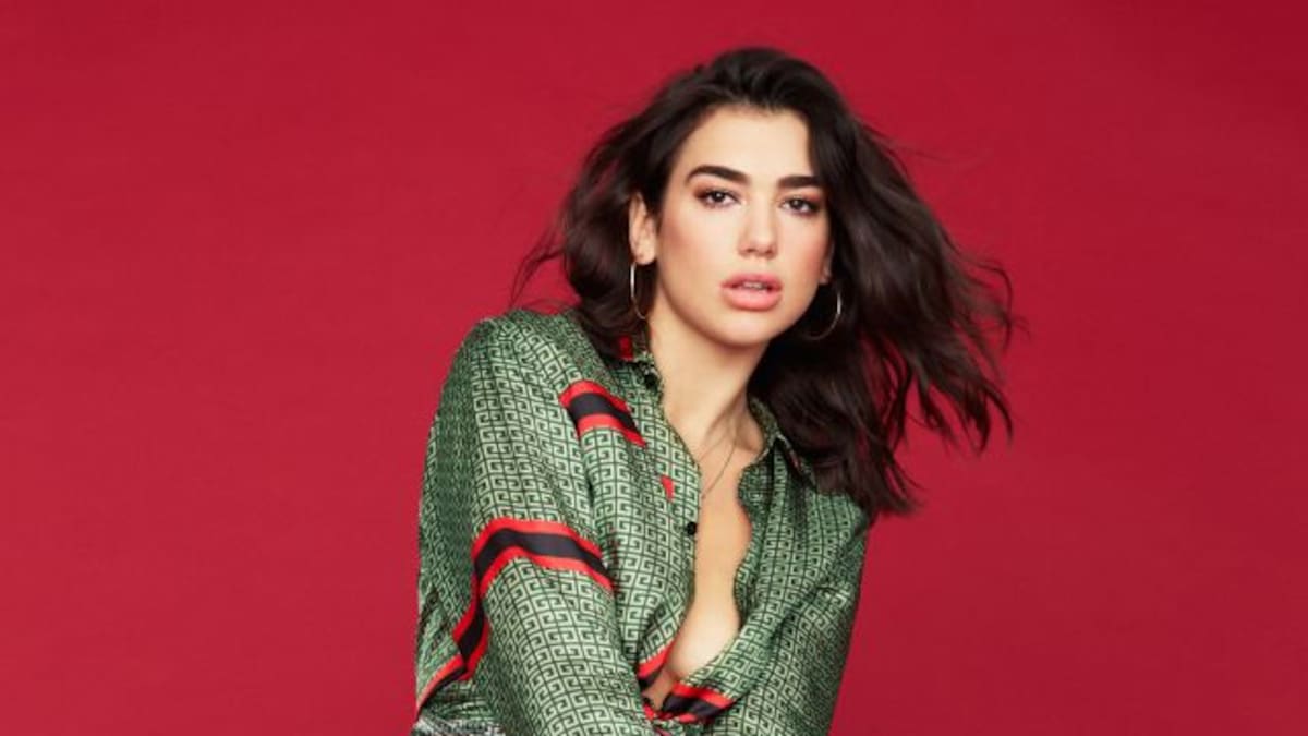 La regla de Dua Lipa: no usar sostén
