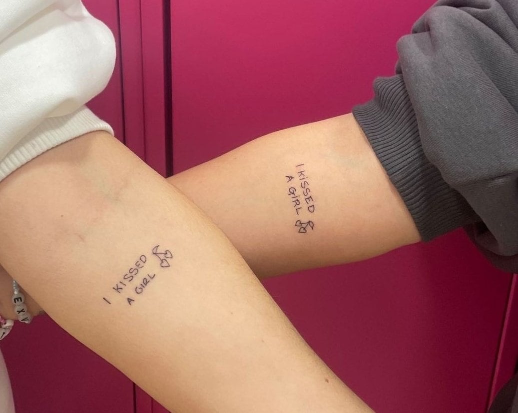 Tatuaje de &#039;I Kissed a Girl&#039; de Chiara y Violeta de OT2023