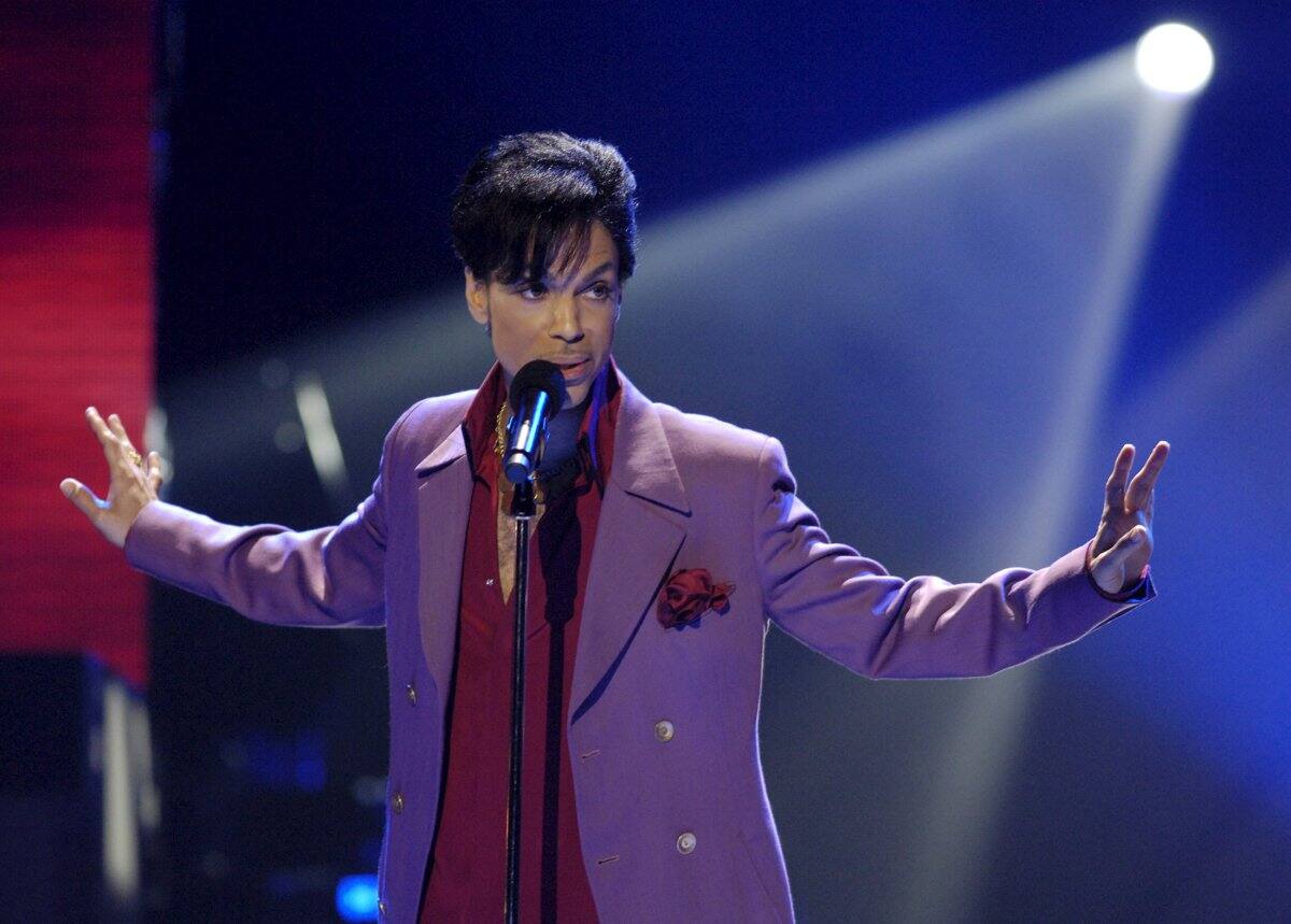  Prince canceló una gira en Japón para grabar un disco y así poder impresionar a su amor platónico: Kim Basinger