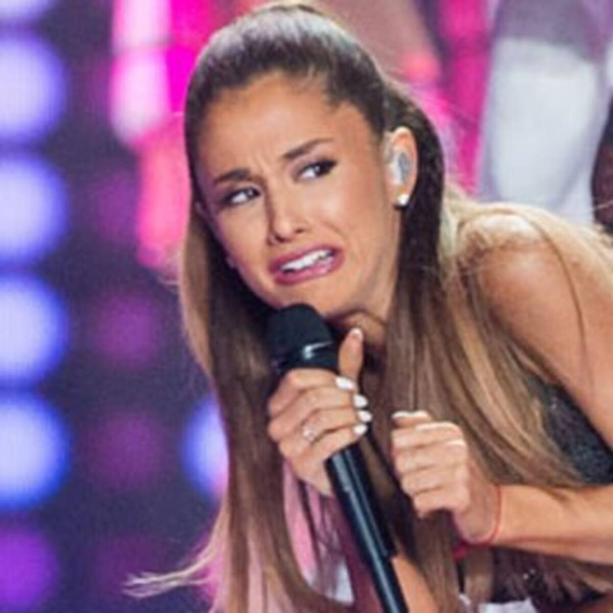 ¿Qué hace Ariana Grande lamiendo rosquillas en un local?