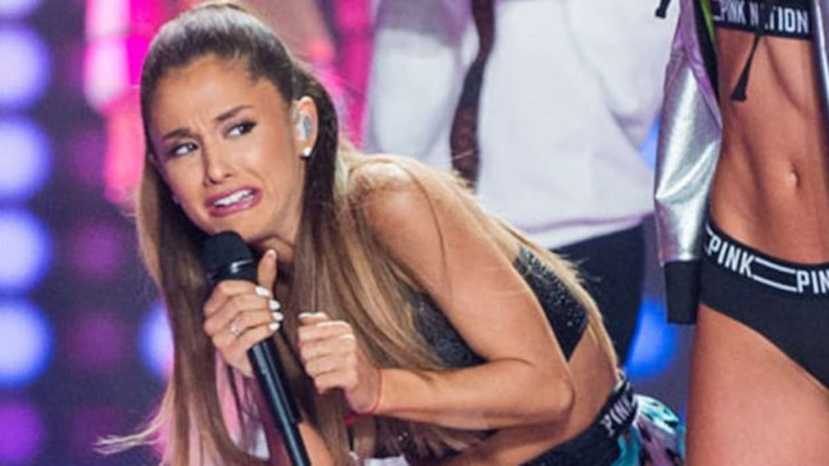 ¿Qué hace Ariana Grande lamiendo rosquillas en un local?