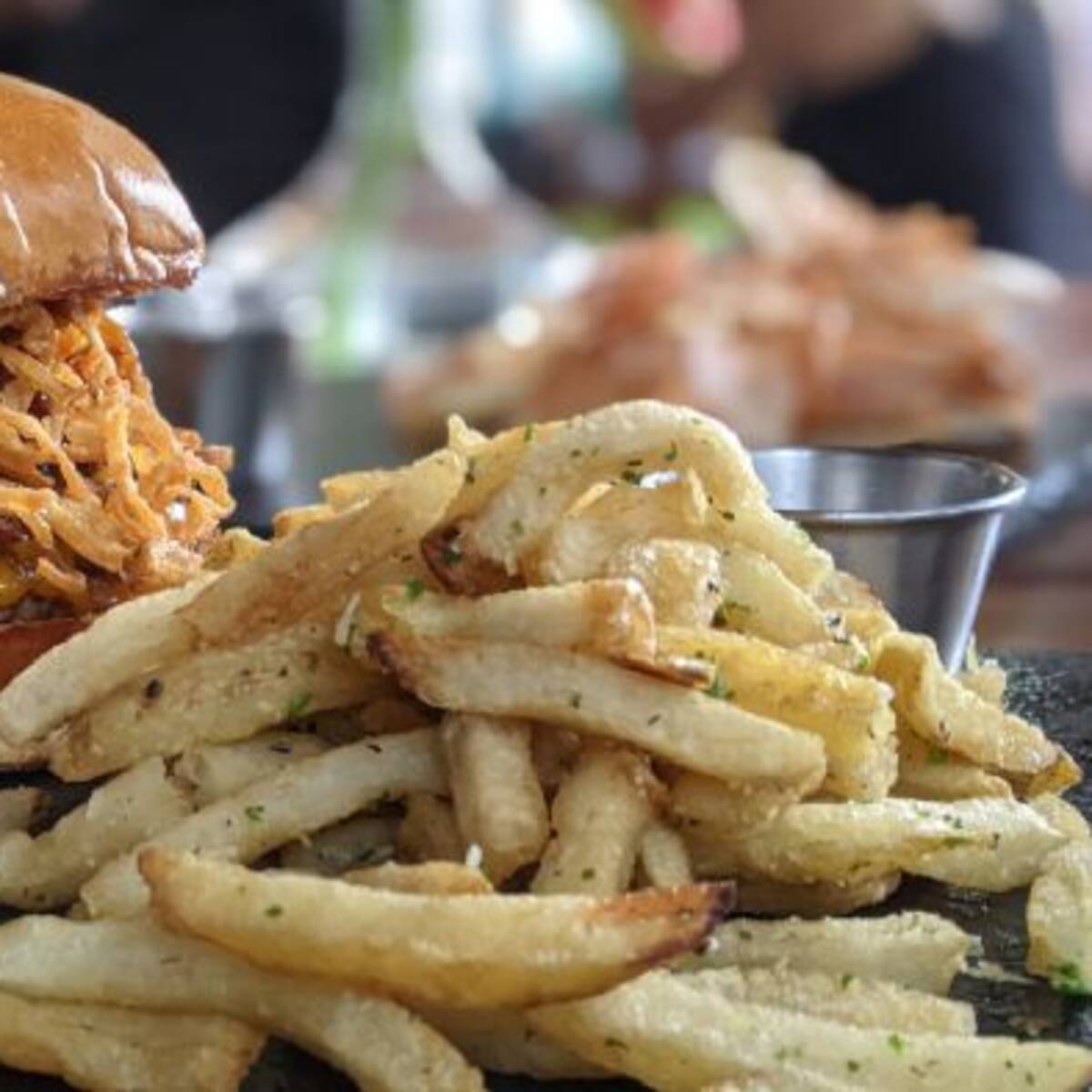 Hermanos lo apuestan todo y emprenden con restaurante en media pandemia