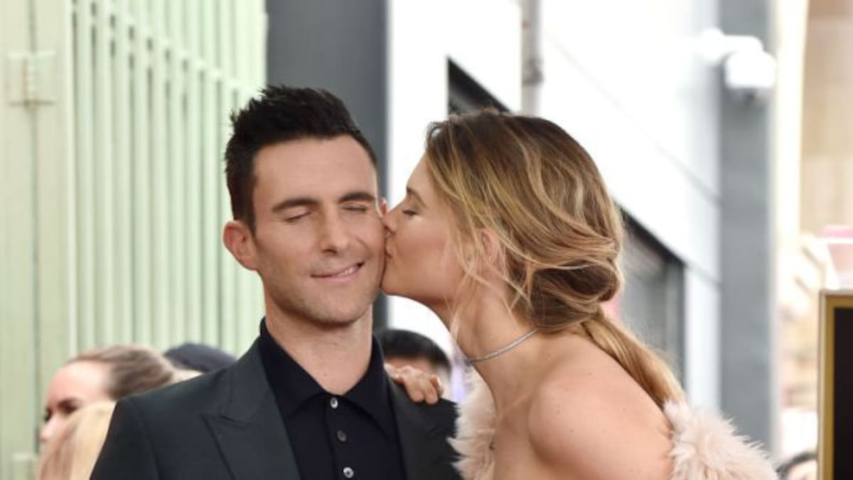 Adam Levine presume los atributos de su esposa