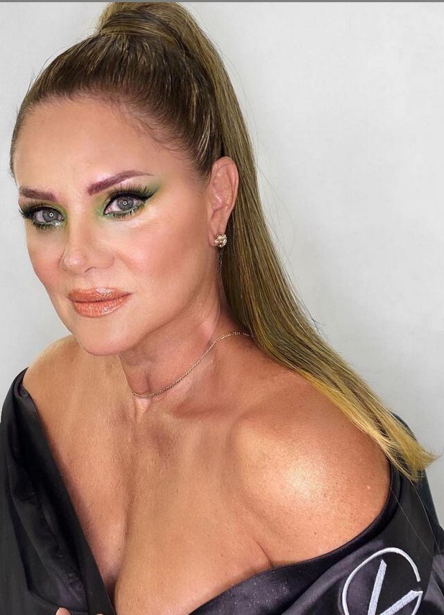 Erika Buenfil le copia el look a Ariana Grande