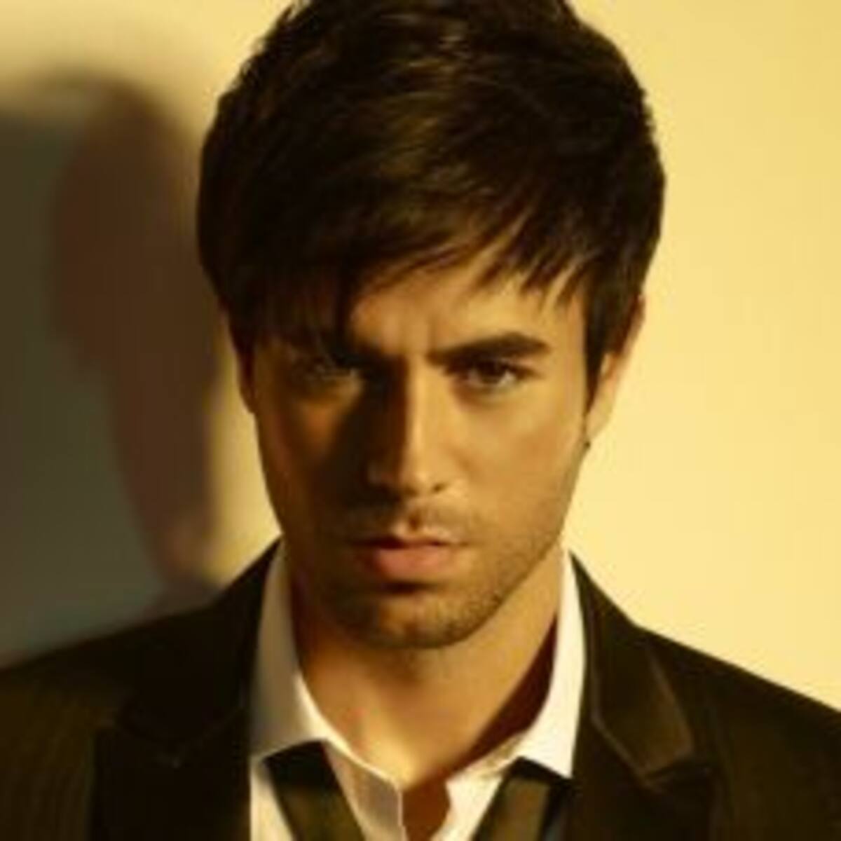 Enrique Iglesias presentó la versión en inglés de "Duele el Corazón"