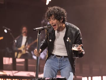 Los detalles que hicieron pensar que Matty Healy tuvo presente a Taylor Swift en el concierto de The 1975 en Glastonbury