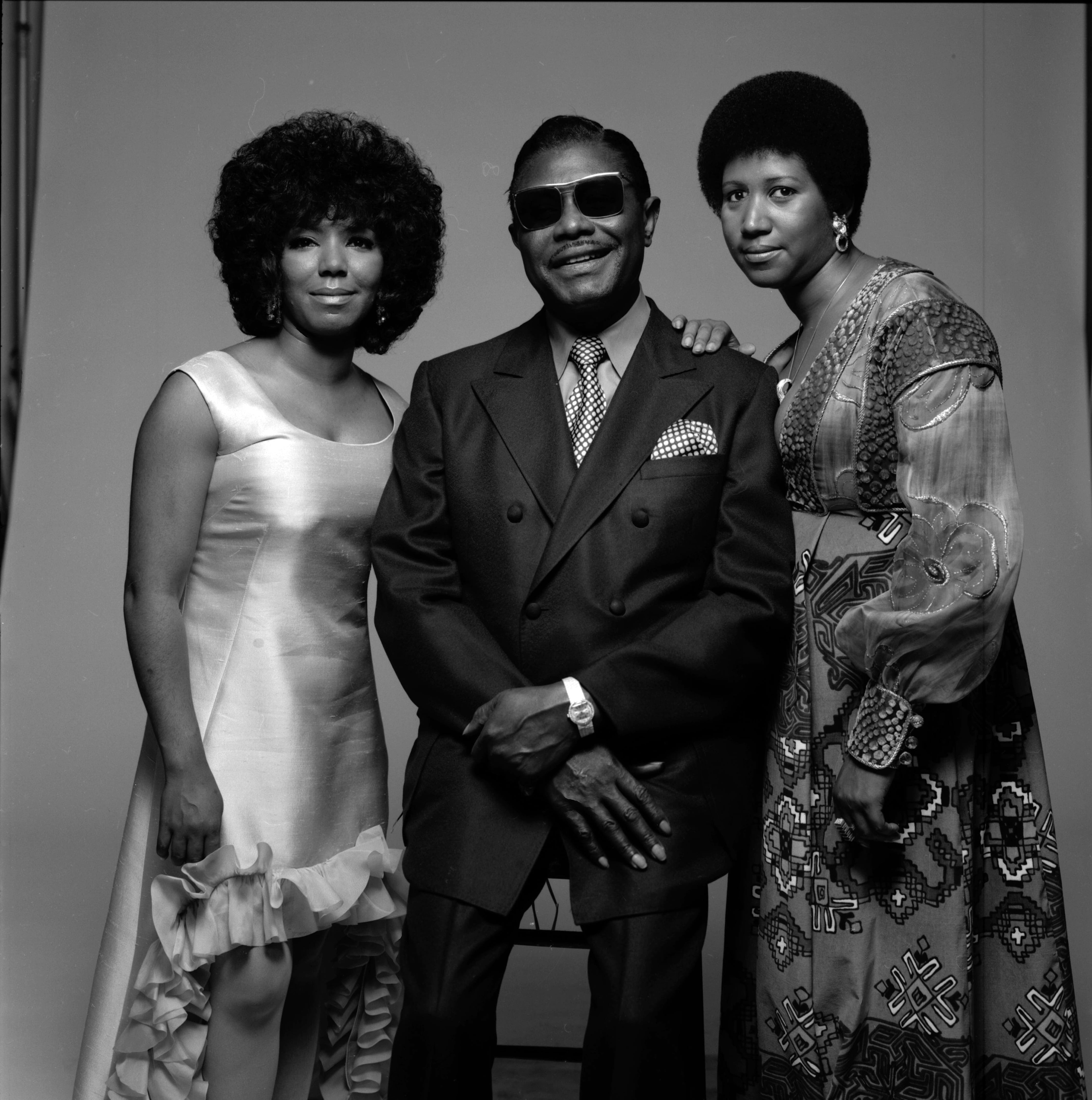 Aretha junto a su padre Clarence LaVaughn y su hermana Erma, en1971.