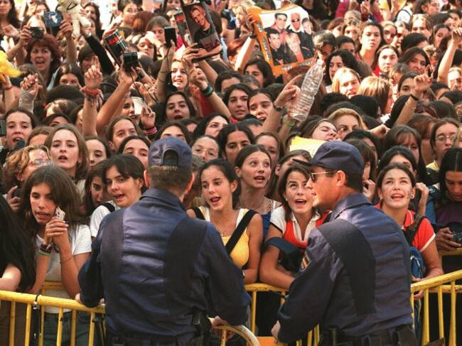 Cientos de fans esperando a la banda el 12 de octubre de 1997 en Madrid