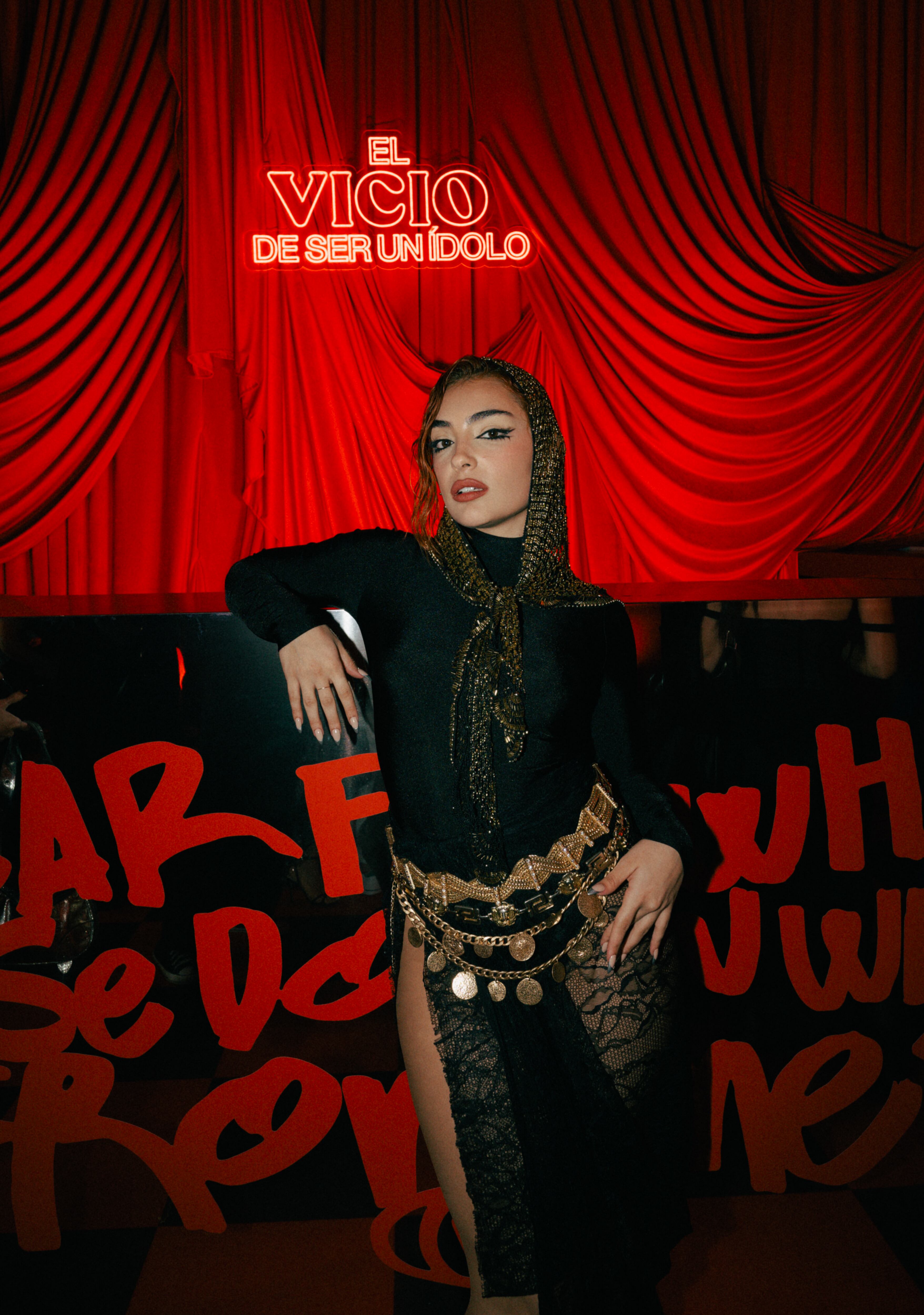 Violeta Hódar fue una de las artistas de OT que se cambió de ropa para la fiesta. Cambió su vestido transparente con flecos de los premios por este vestido con cierto toque oriental debido a los complementos. Parecía preparada para cualquier danza del vientre.