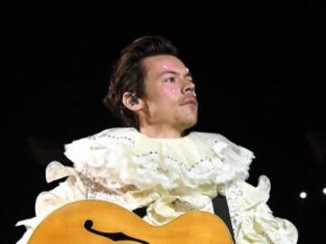 Harry Styles viste un traje de Palomo Spain en una de sus actuaciones