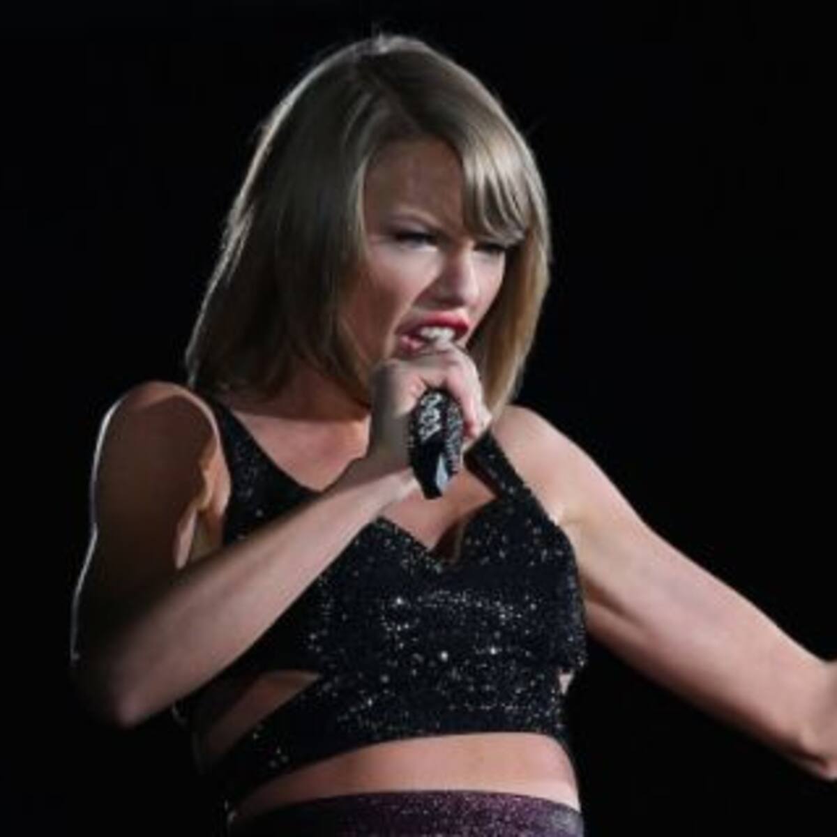Taylor Swift celebra las fiestas vestida de duende