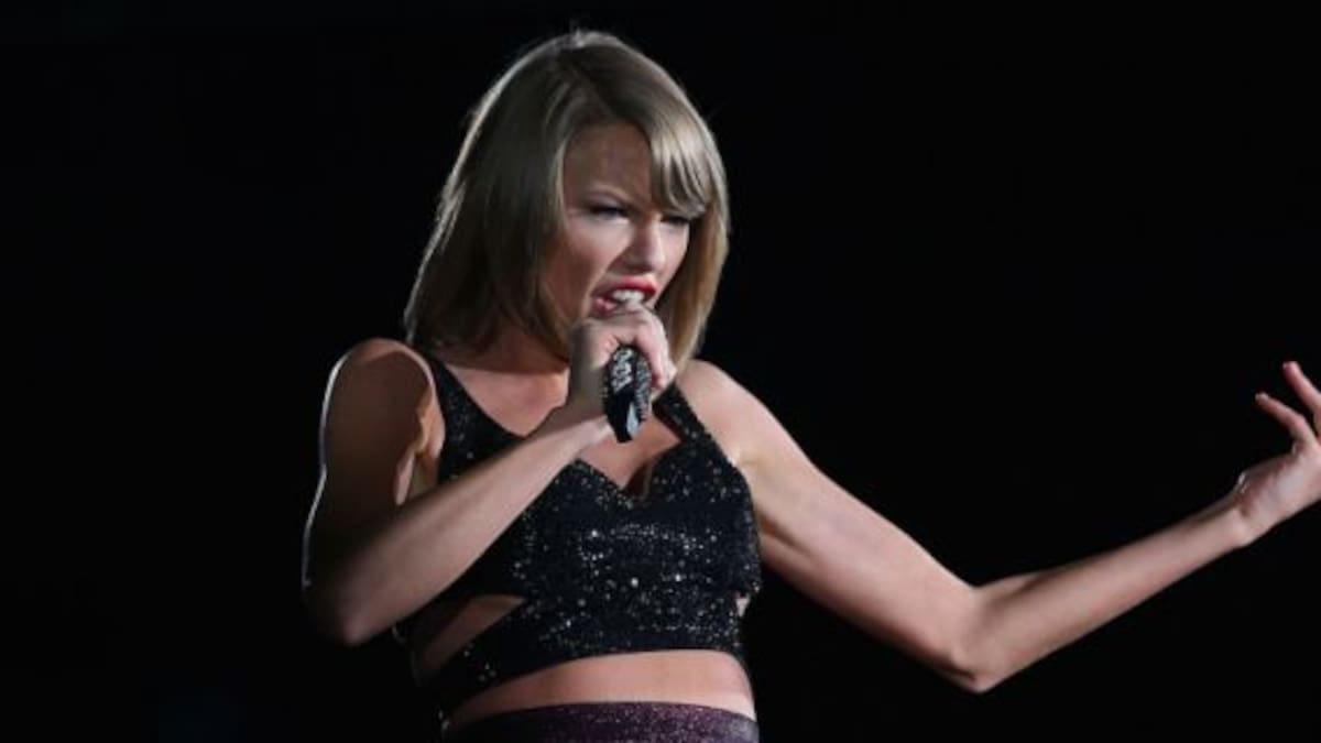 Taylor Swift celebra las fiestas vestida de duende