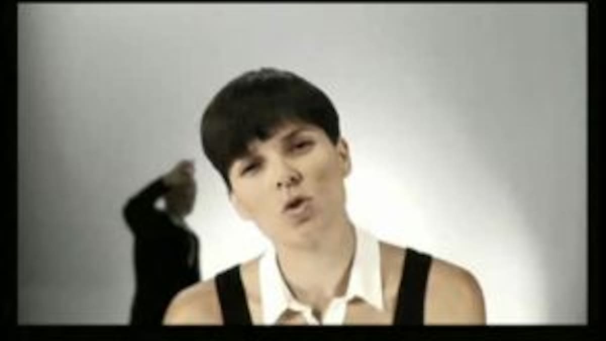 Miguel Bosé y Bimba Bosé - Como un lobo