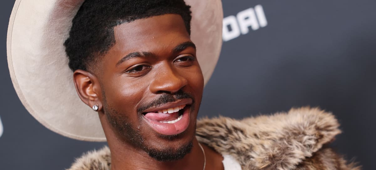Lil Nas X comparte un vídeo en Instagram con el lado derecho de su cara dormido, los fans se preocupan.