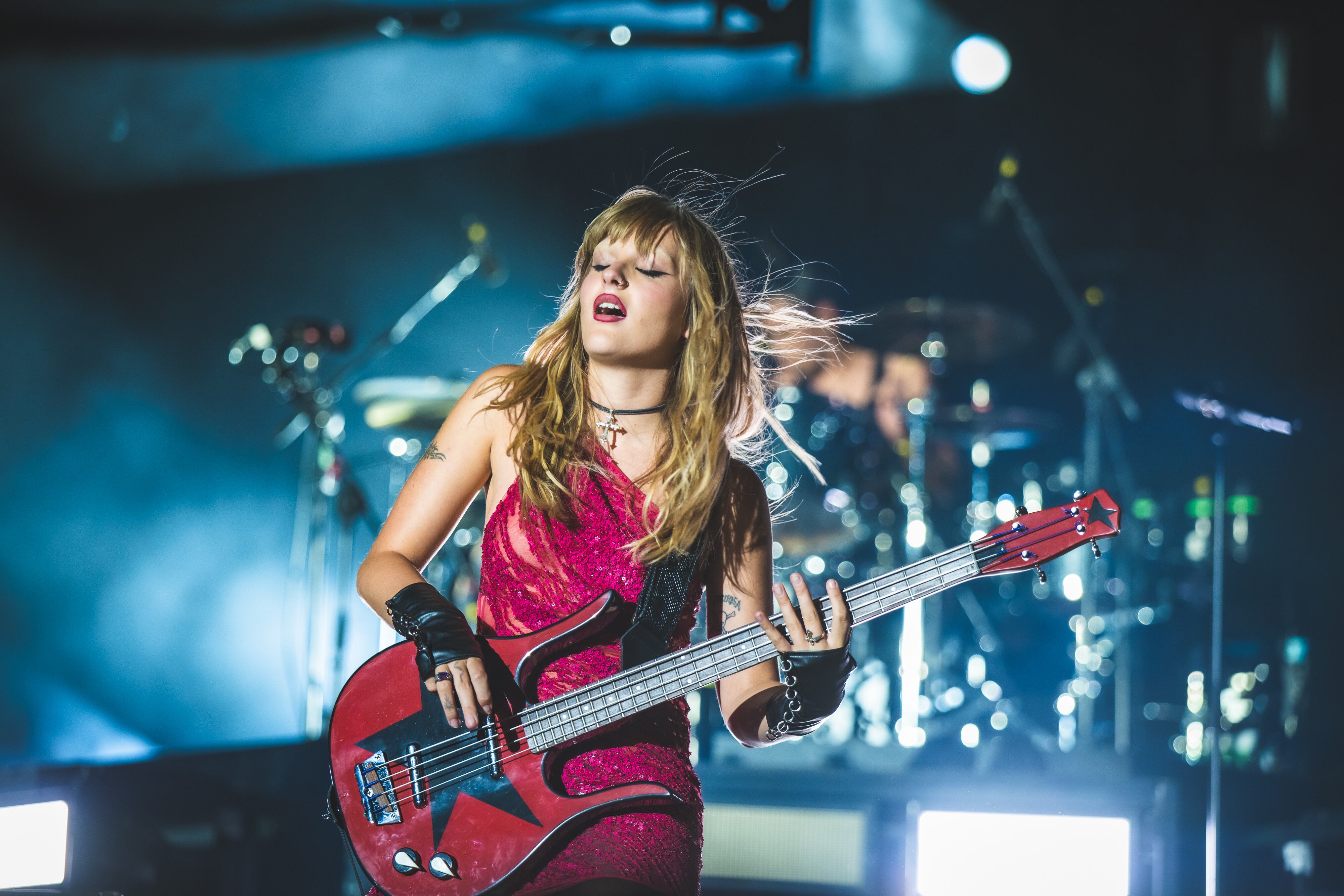 Victoria De Angelis, marcando el ritmo con su bajo en el show de Maneskin en Mad Cool.