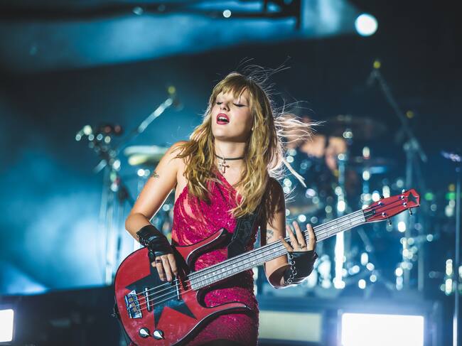 Victoria De Angelis, marcando el ritmo con su bajo en el show de Maneskin en Mad Cool.