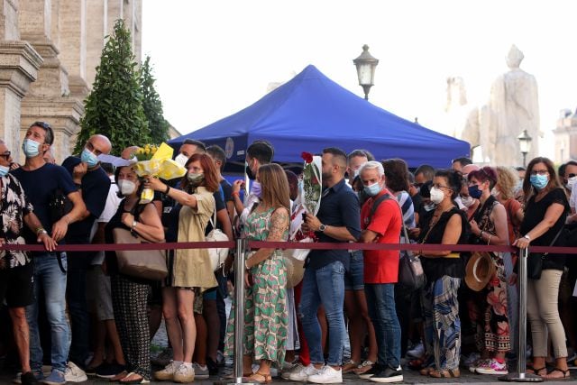 Seguidores de Raffaella Carrà a las afueras del ayuntamiento.