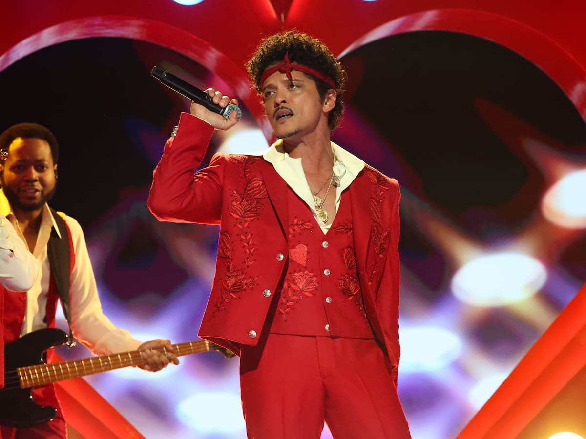 Bruno Mars supera el millón de unidades con 'The Romantic' y dedica el logro a su madre: "¡Mamá Platino!"
