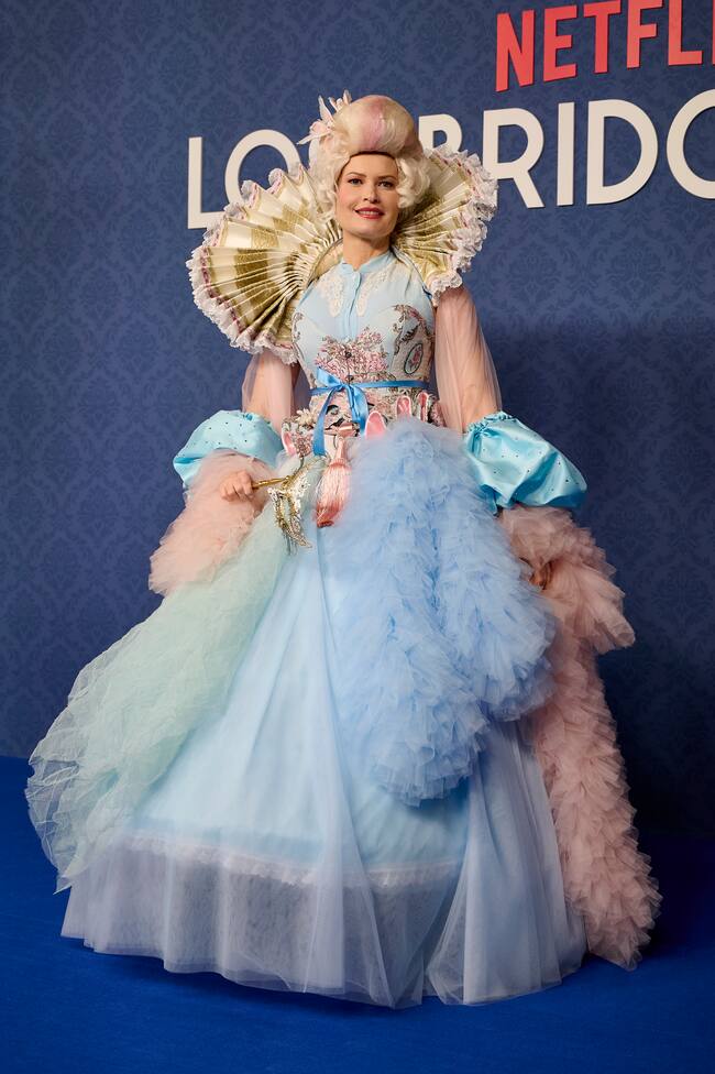 La diseñadora también ha apostado por los colores pastel con el azul como protagonismo y, desde luego, no en sintonía con la discreción de las hermanas Bridgerton. Ella ha sido más de las que llaman la atención con los vestidos más pomposos y recargados. Un sueño hasta la peluca. aunque, atención al corsé, su especialidad.
