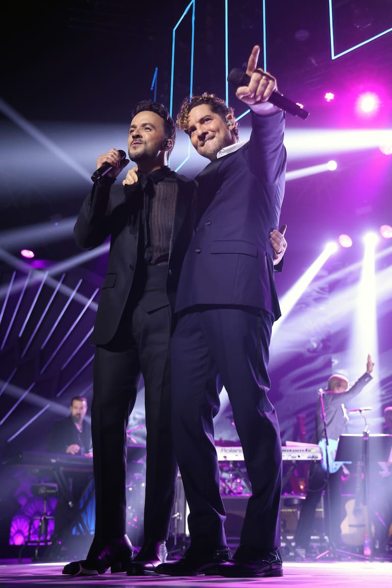 David Bisbal y Luis Fonsi, en el homenaje a Laura Pausini en los Latin Grammy 2023.