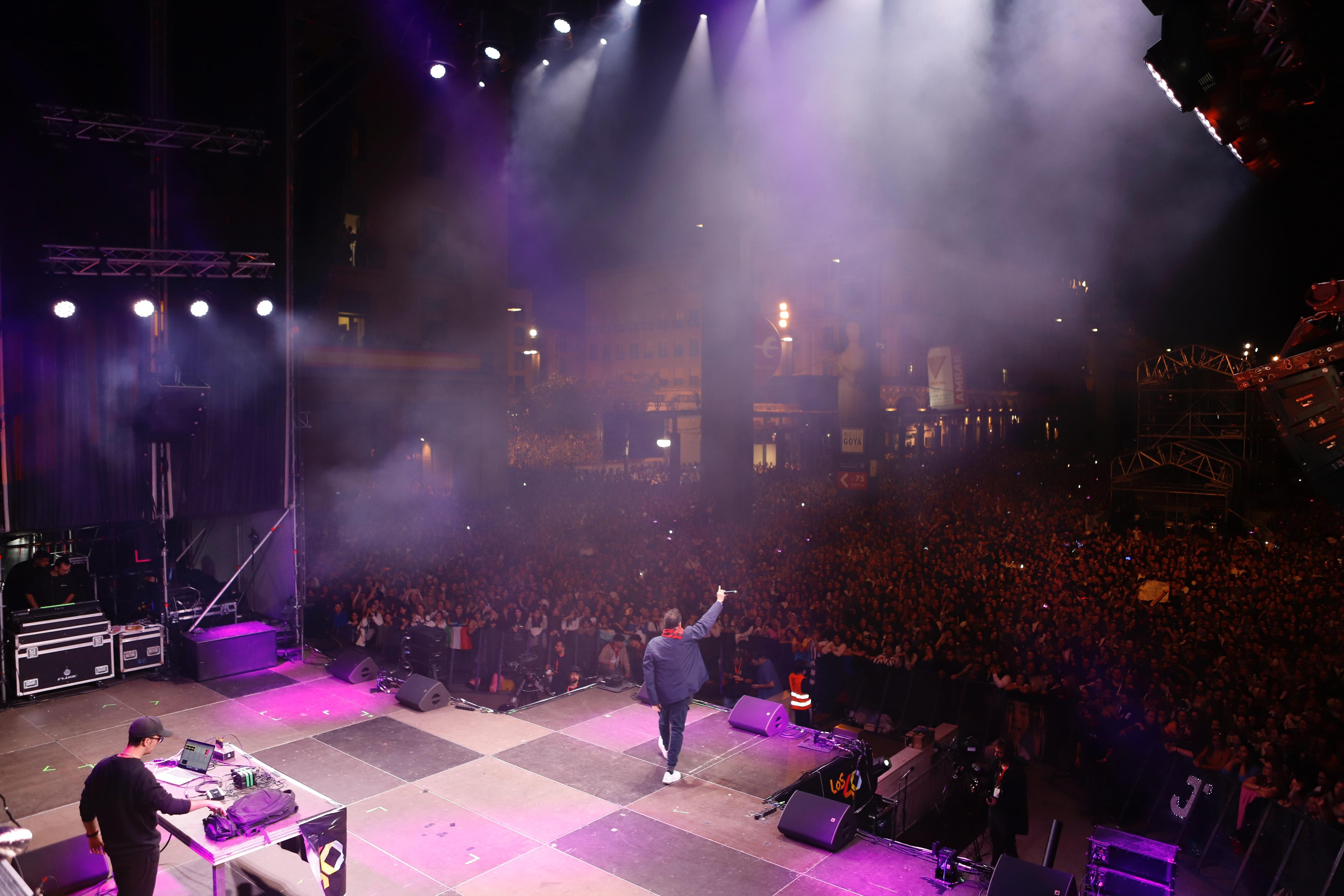 Como bien dijo Tony Aguilar, maestro de ceremonias... "El título de la plaza más grande de la Unión Europea se lo lleva la del Pilar. Incluso más grande que la Plaza de San Pedro del Vaticano".