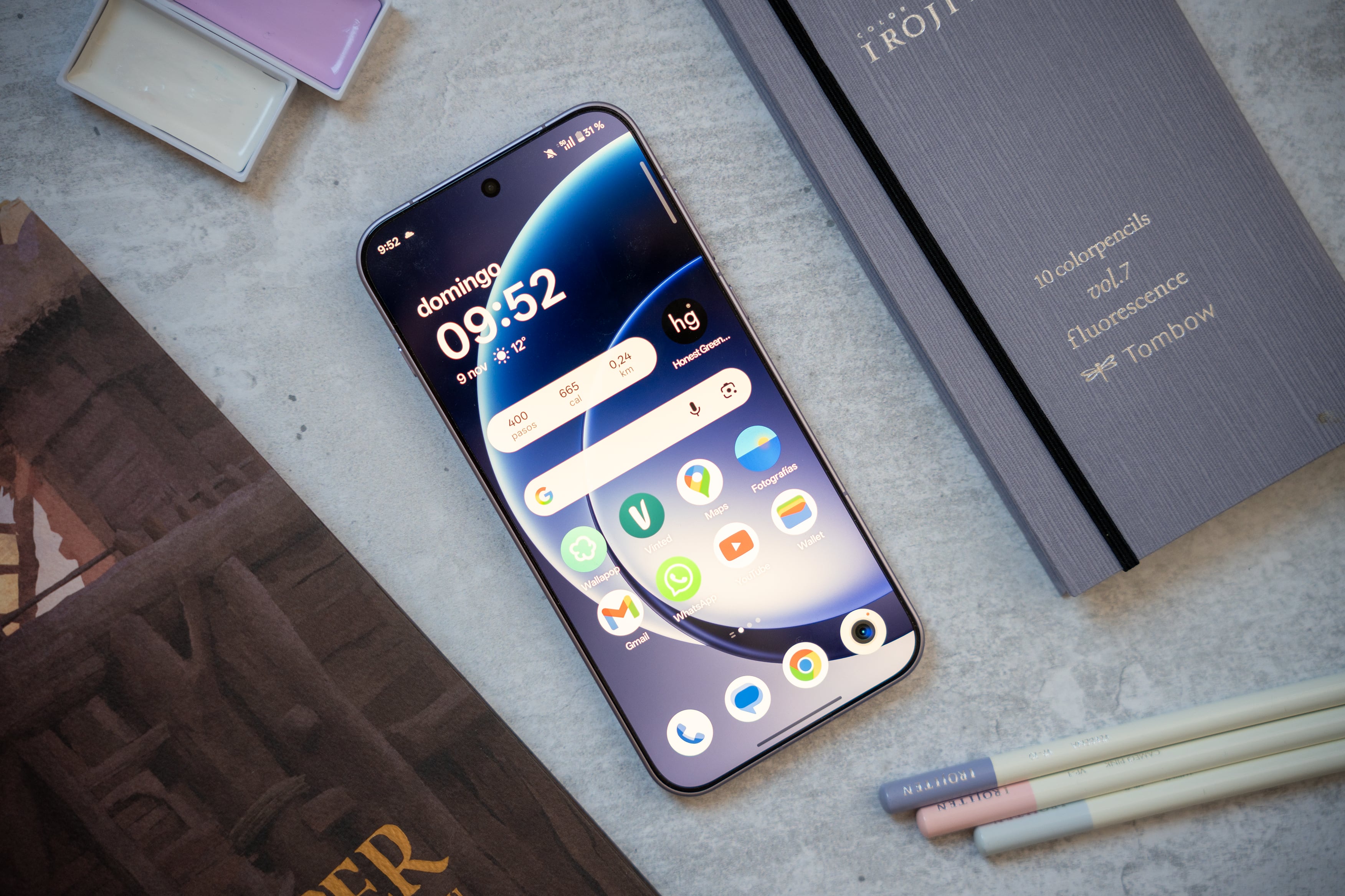 OnePlus 15 &#039;Ultra Violet&#039;: el color más atrevido del nuevo flagship de la marca.