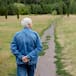 Caminar con las manos en la espalda, el gesto que dice mucho más de lo que parece, según los psicólogos